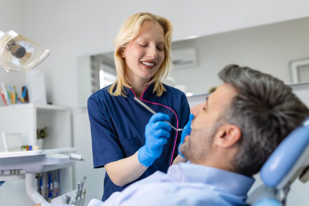 Wybierając specjalistę od endodoncji w Poznaniu, możemy mieć pewność, że zostaniemy poddani leczeniu przez doświadczoną osobę o wysokich kwalifikacjach
